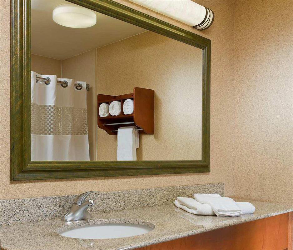 Hampton Inn Houston Стаффорд Номер фото