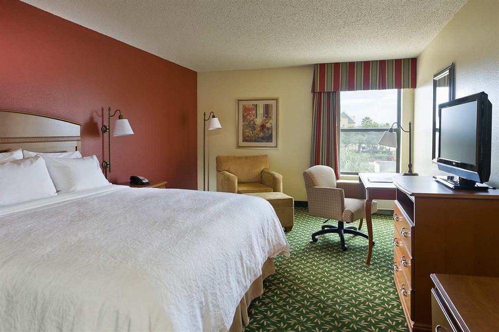 Hampton Inn Houston Стаффорд Номер фото