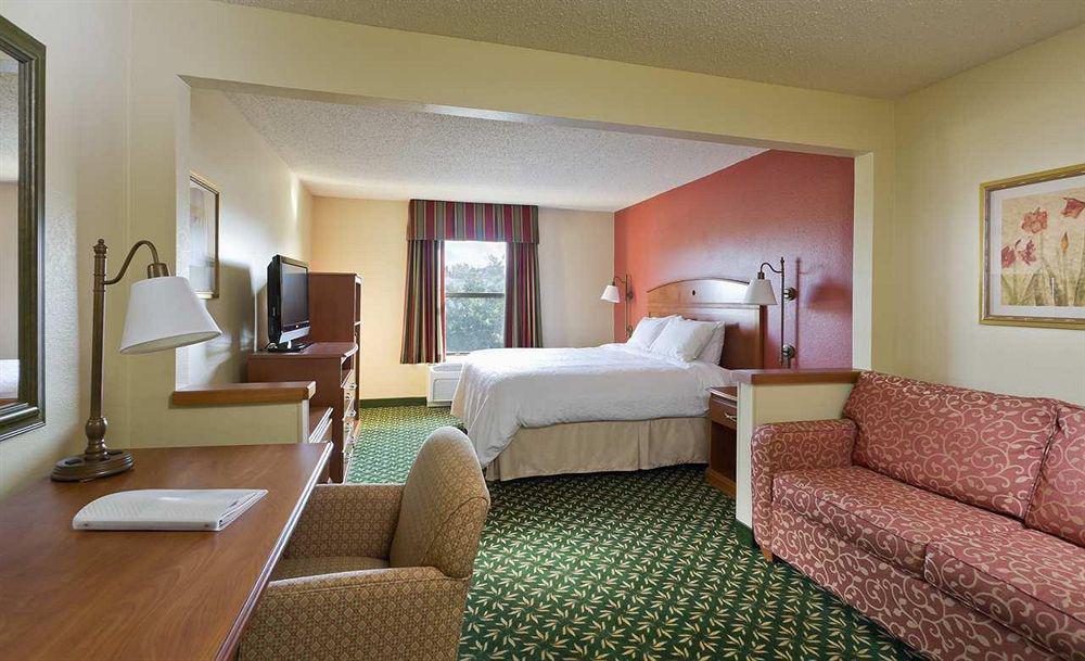 Hampton Inn Houston Стаффорд Номер фото