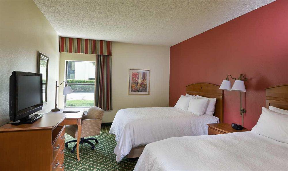 Hampton Inn Houston Стаффорд Номер фото