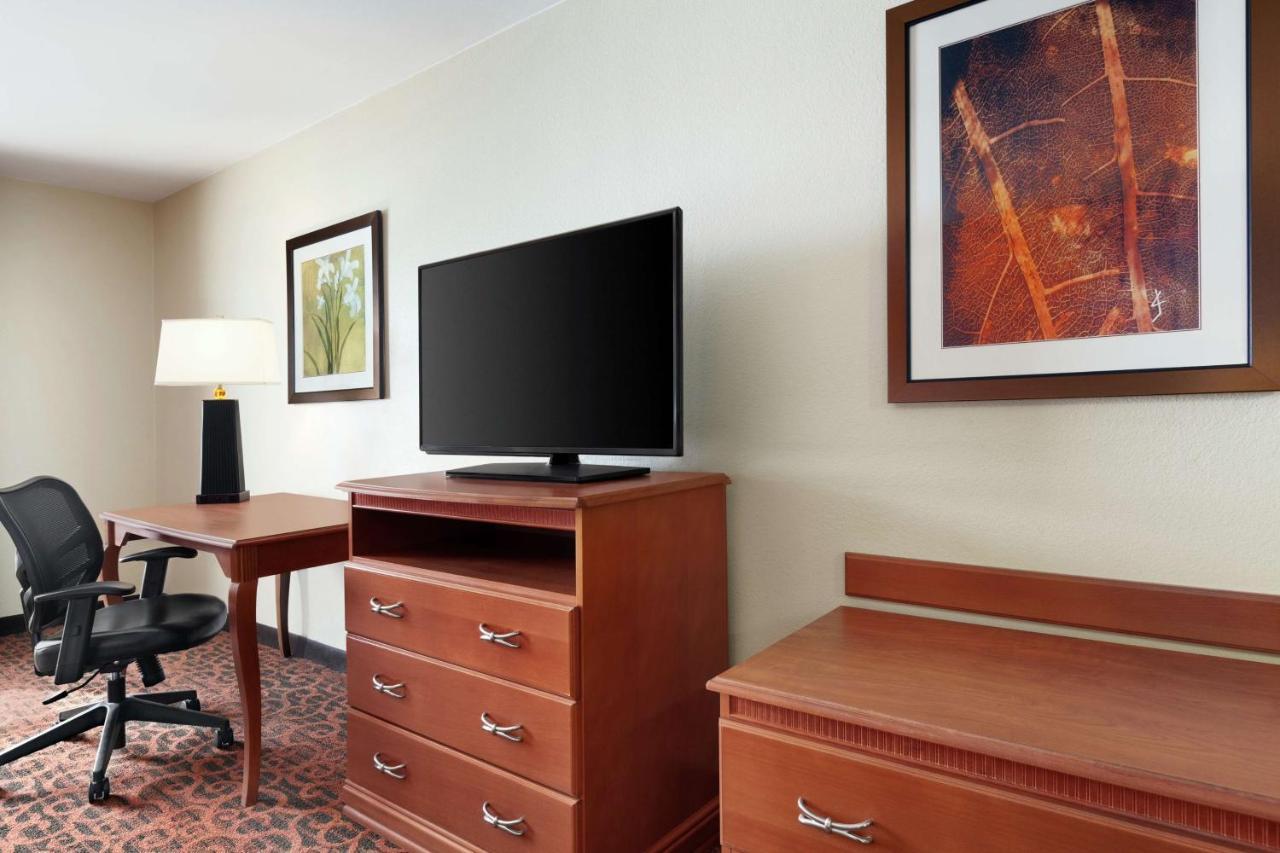 Hampton Inn Houston Стаффорд Экстерьер фото