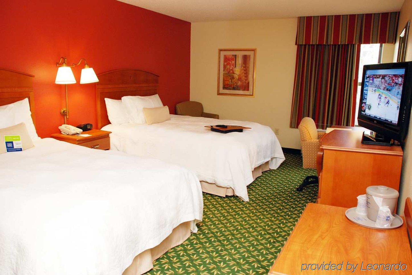Hampton Inn Houston Стаффорд Номер фото