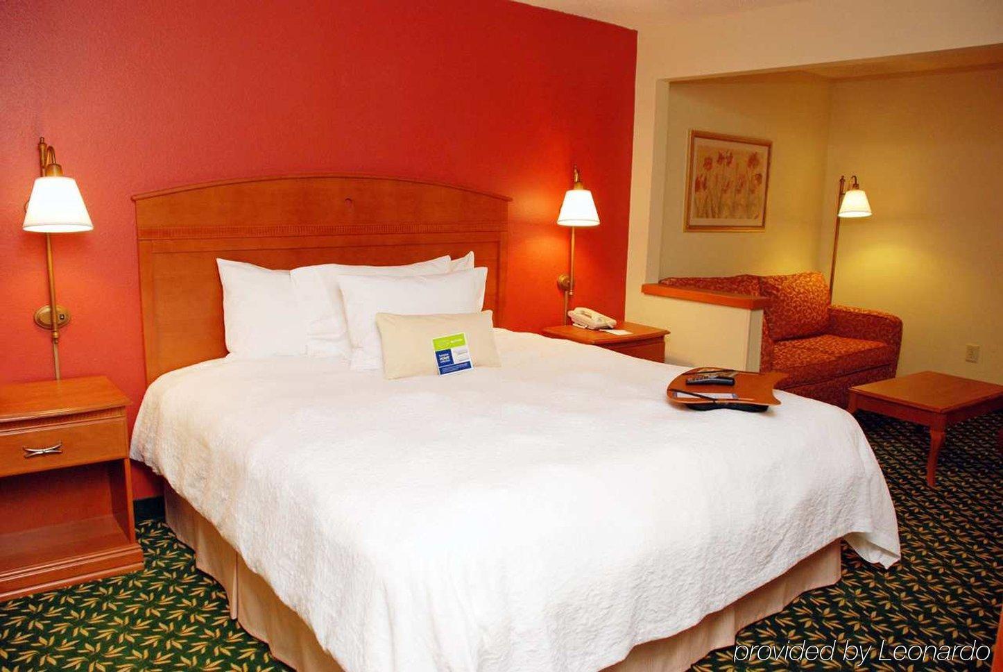 Hampton Inn Houston Стаффорд Номер фото