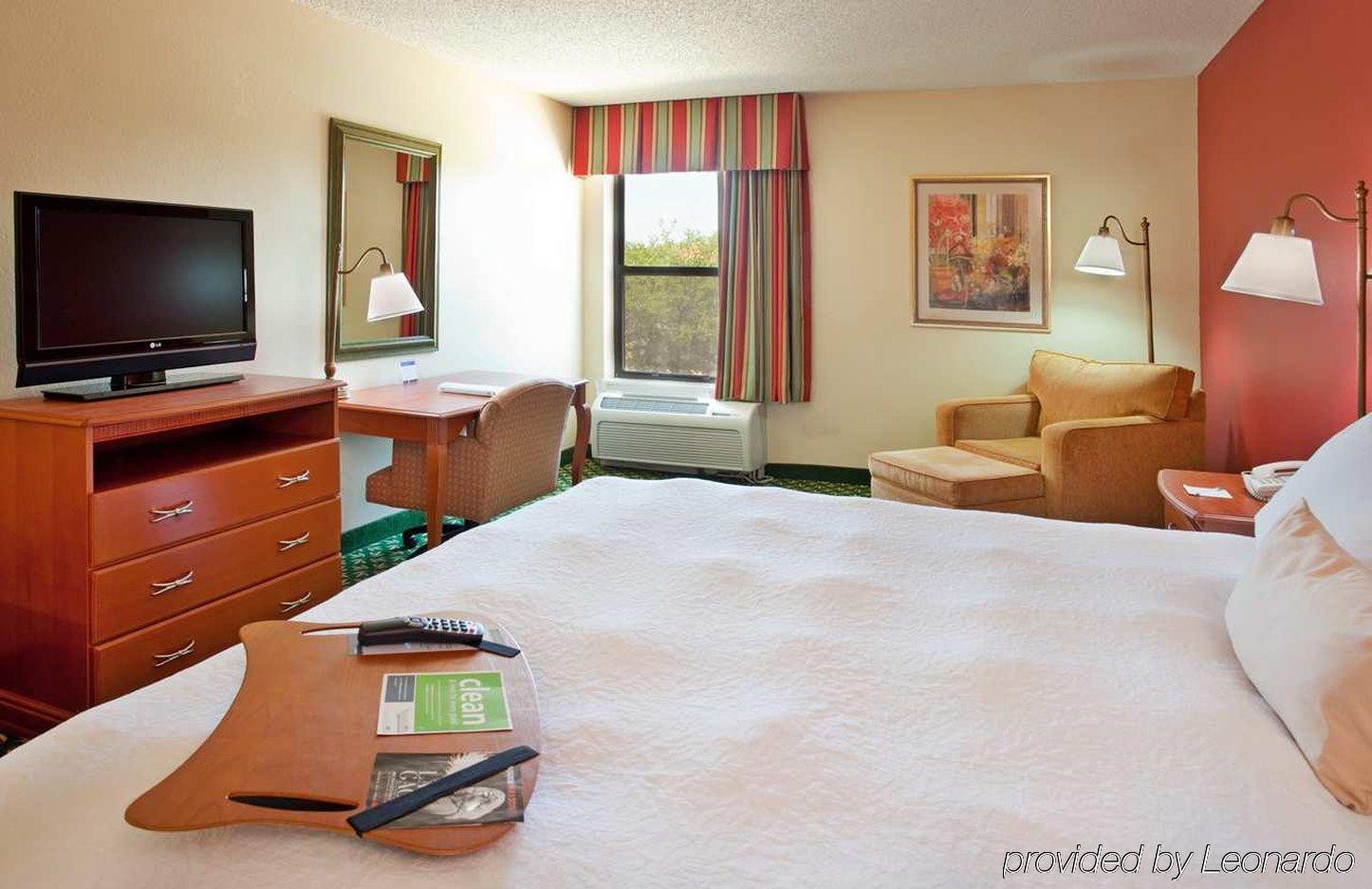 Hampton Inn Houston Стаффорд Экстерьер фото